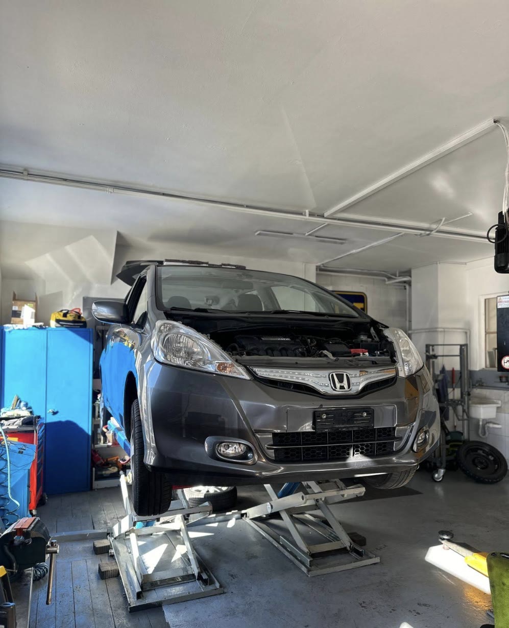 Honda auf der Hebebühne bei Drive Tech Garage in Bern