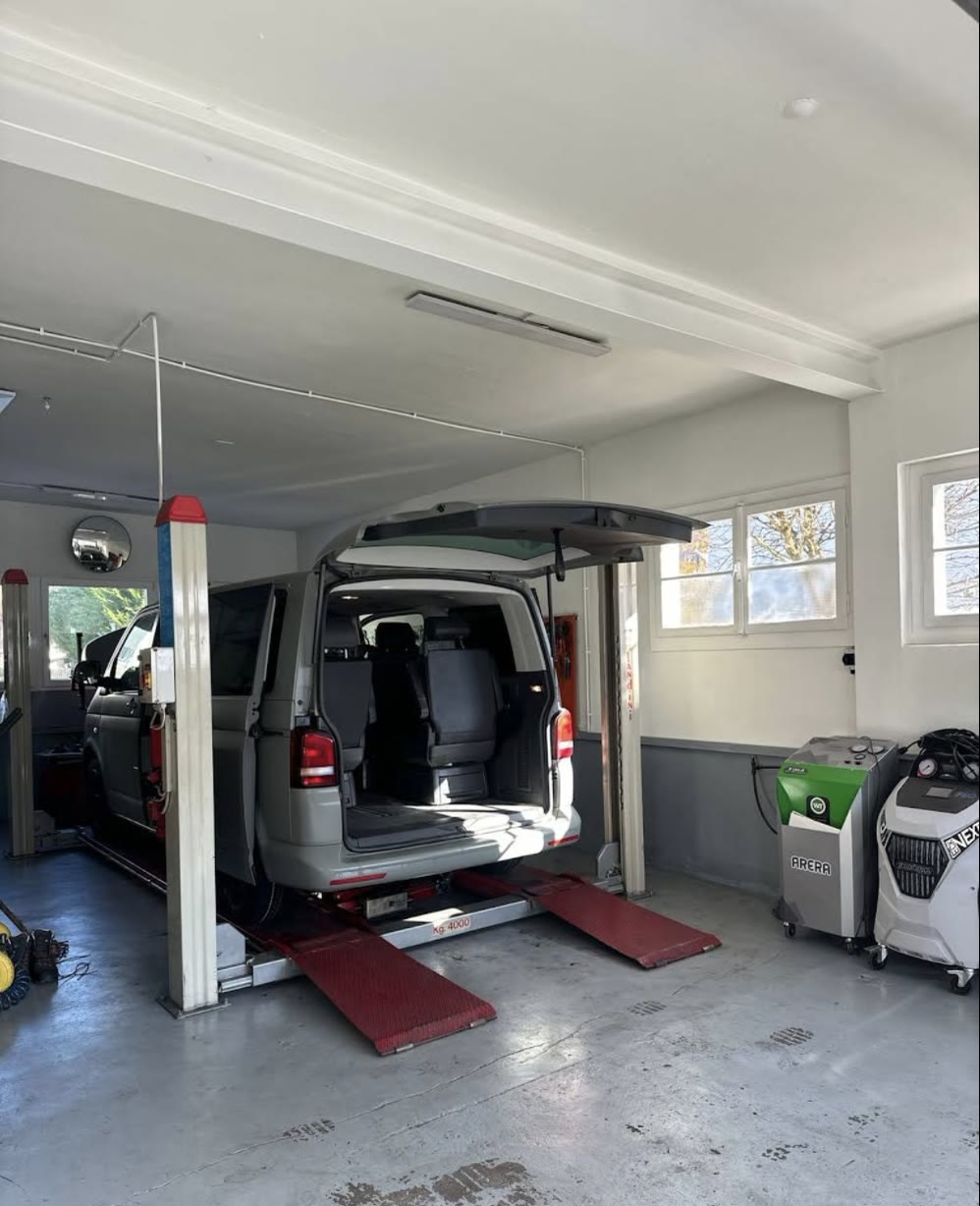 Servicefahrzeug auf der Hebebühne in der Werkstatt